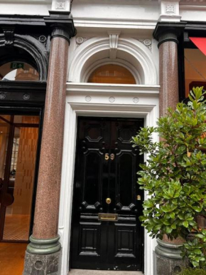 Stylish and comfortable double bedroom in Mayfair